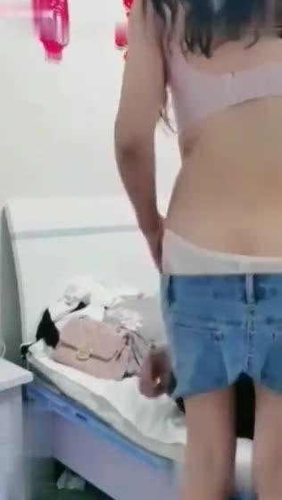 新婚弟媳一个人在家,强行拉扯逼迫口交 预览截图 1