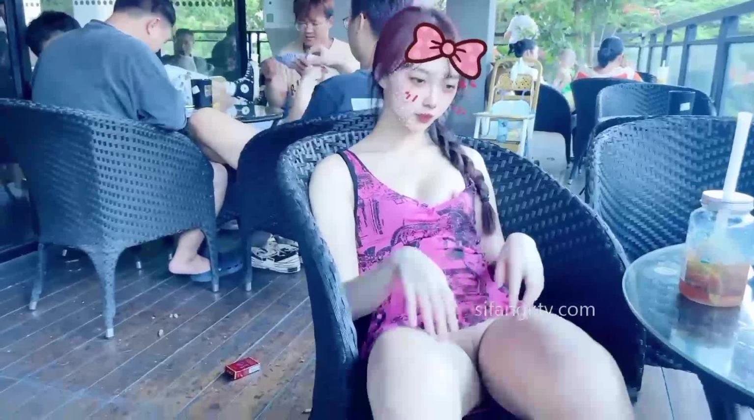 人来人往的咖啡厅大胆的露出嫩逼 预览截图 9