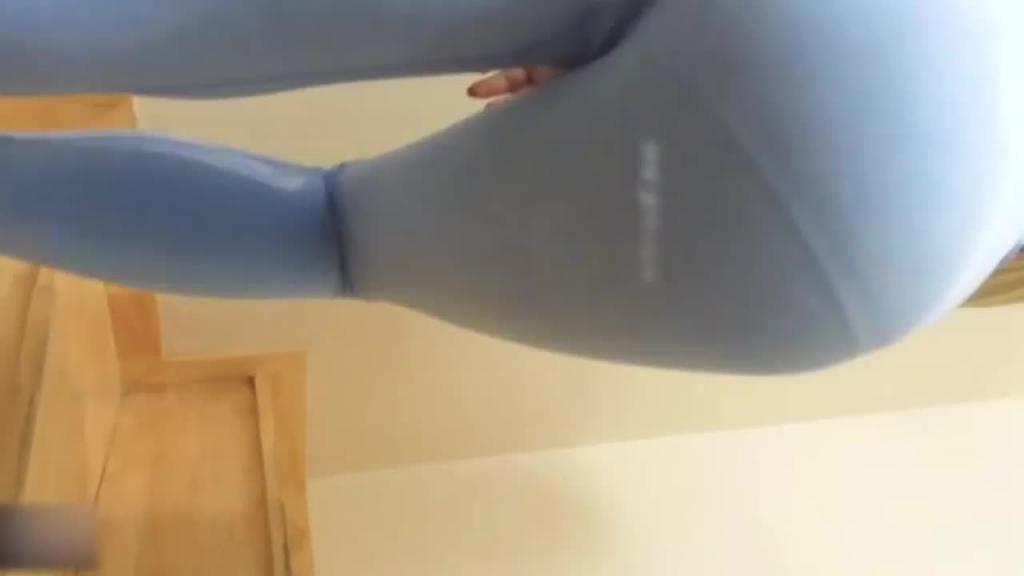 36E巨乳妈妈闺蜜瑜伽结束 强上妈妈的闺蜜 预览截图 4
