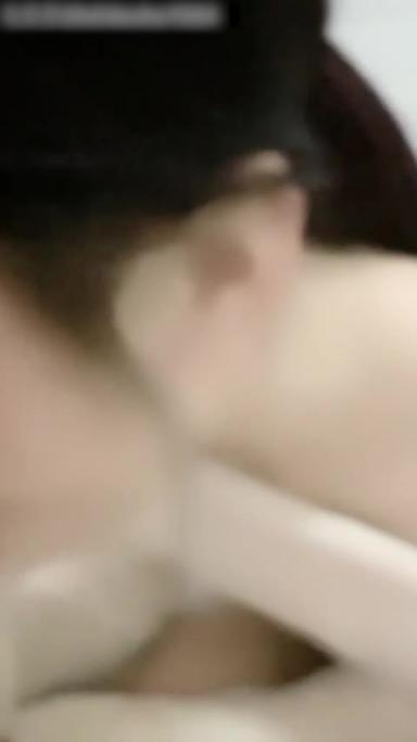 真实姐弟乱伦 把姐姐按在厕所后入 预览截图 5