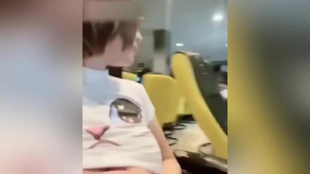 ［泄密自拍］36d大奶子性感少妇齐逼裙没内裤网吧露奶露骚屄紧张又刺激奶头好大憋不住跑车里扣喷 预览截图 3