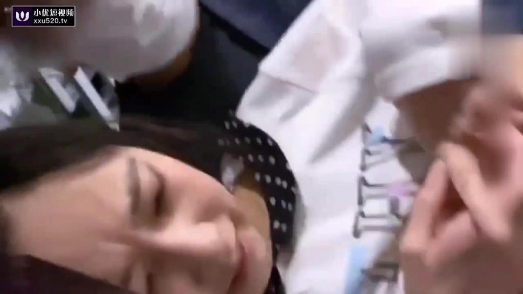 【尾随强上高中生】图书馆抄底萝莉高中生,一路尾随到地下车库趁四周没人捂住嘴拖到墙角扒光强操! 预览截图 9