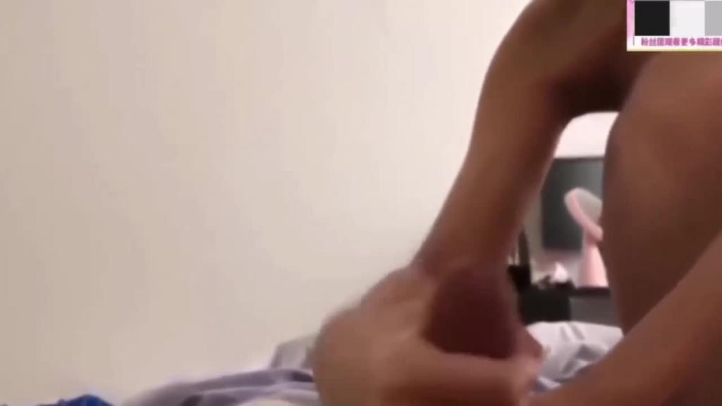 【母子乱伦】妈妈勾引瘦瘦高高的儿子乱伦 预览截图 5