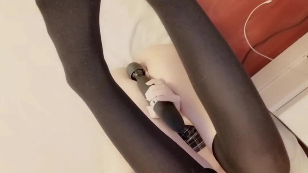 【极品福利姬】极品爆乳黑袜JK超短裙学生妹思思，假屌狂操自慰粉嫩白虎小穴 预览截图 1