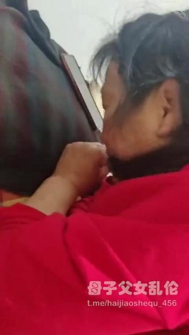 甘肃母子乱伦 绿母儿子网上找单男操骚逼妈妈 妈妈还帮洗单男的鸡巴 预览截图 1