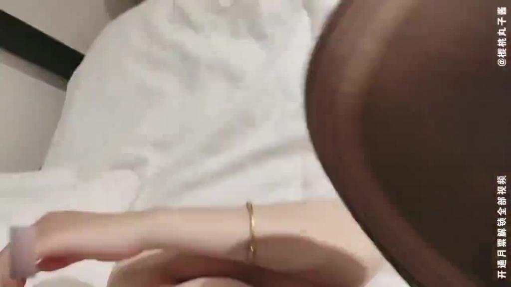 高颜值【车模人妻出轨富二代】大奶子诱人十足,第一视角卖力深喉,无套操粉穴大奶乱颤! 预览截图 9