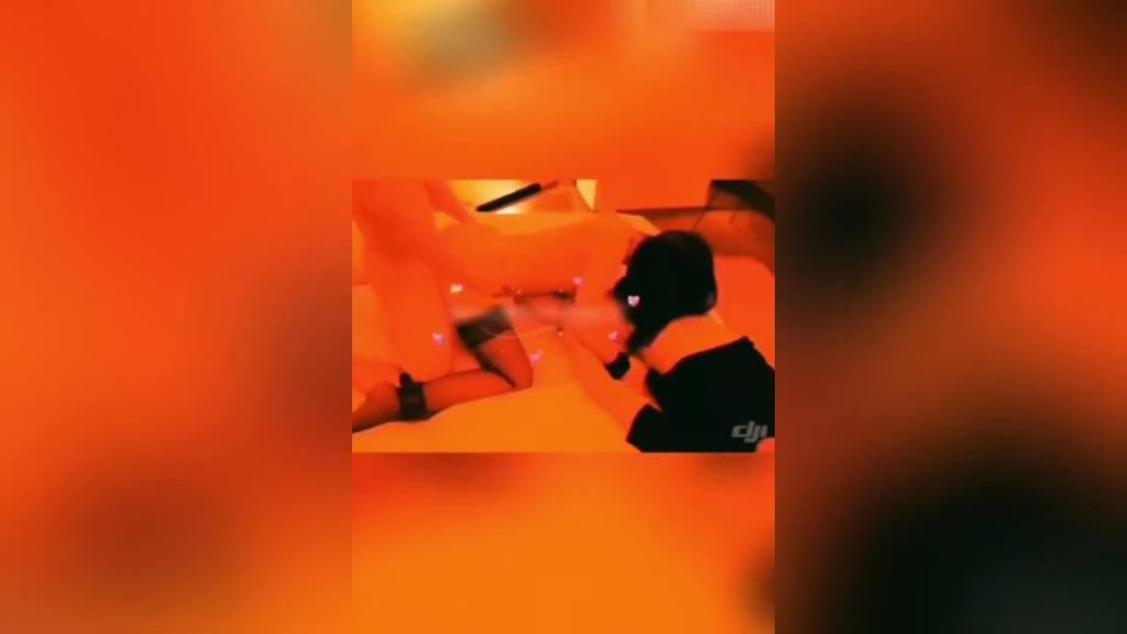 淫妻网红“小狮子”露出性爱调教,黑丝群交,天生母狗户外露出 预览截图 9