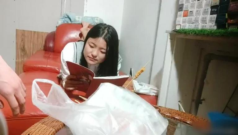 真实乱伦表妹相伴 抠穴啪啪激情四射呻吟诱人 预览截图 2