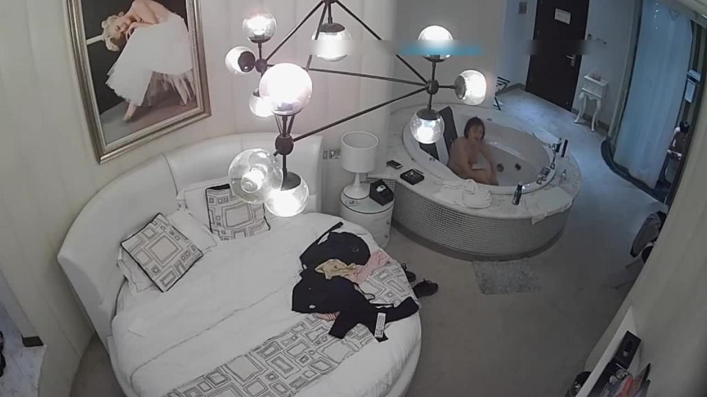 【宾馆摄像头】情侣开房做爱很激情，快枪手男友操了两炮都没满足小淫娃 预览截图 5