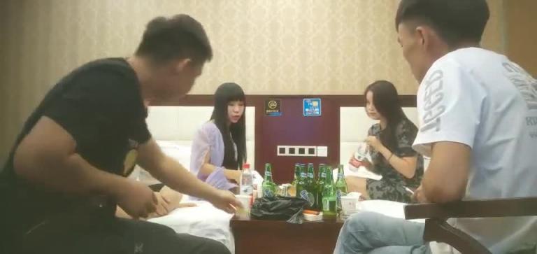 【换妻极品探花】3对夫妻交换淫乱，打牌脱衣，后面操穴前面插嘴，轮换着操绝对精彩 预览截图 1
