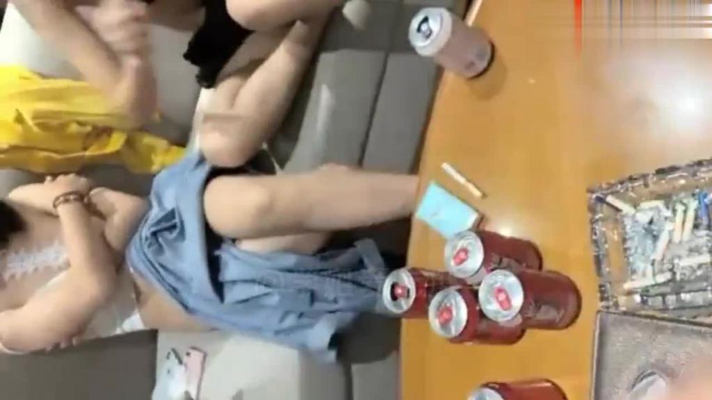 1男3女酒店玩猜拳游戏!女孩嫌弃太磨叽!说直接奔主题开操我们吧! 预览截图 4