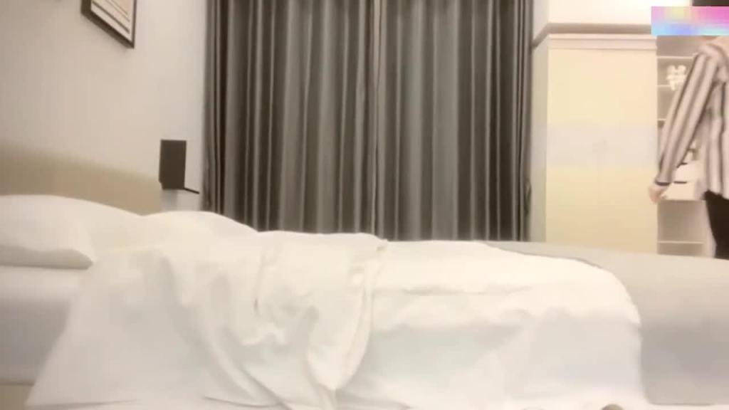 勾搭良家渣男勾搭美容院饥渴良家骚货穿着齐逼短裙背着男友网聊约炮 预览截图 3