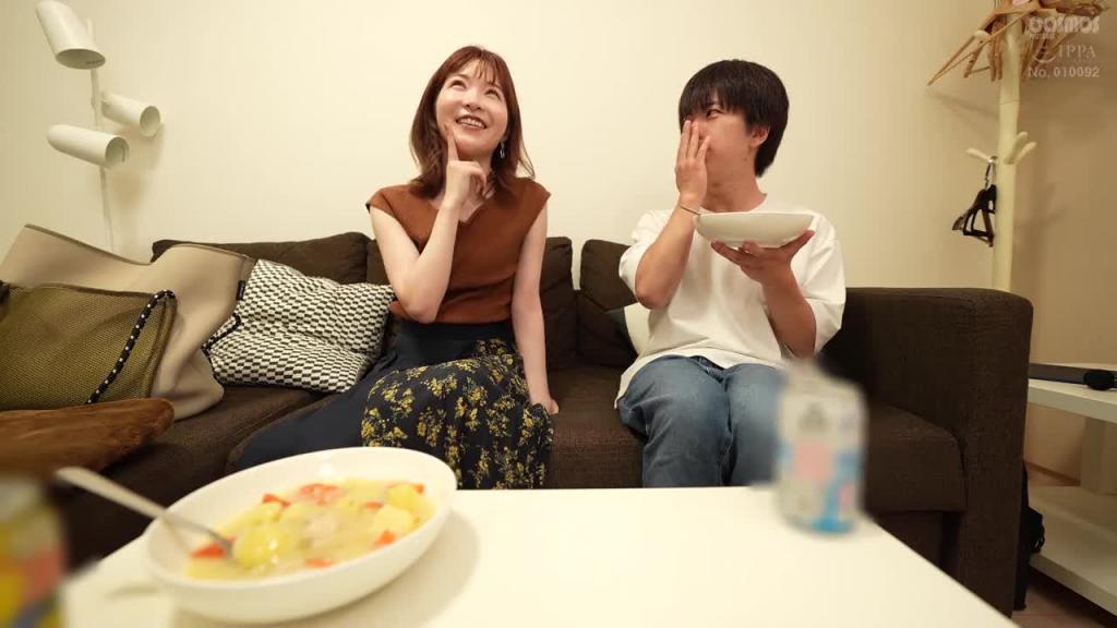 素人妻只带一个保险套来到一般大学生家里一天只做爱一次还不满足在住宿期间两次被内射的骑乘位摇晃巨乳的淫靡妻子 真理 33歳 HAWA-343 预览截图 3