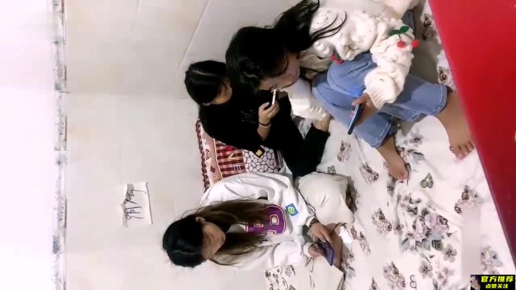 【操哭小萝莉】高中妹被同学忽悠操逼大肉棒撕裂阴道疼哭 预览截图 1