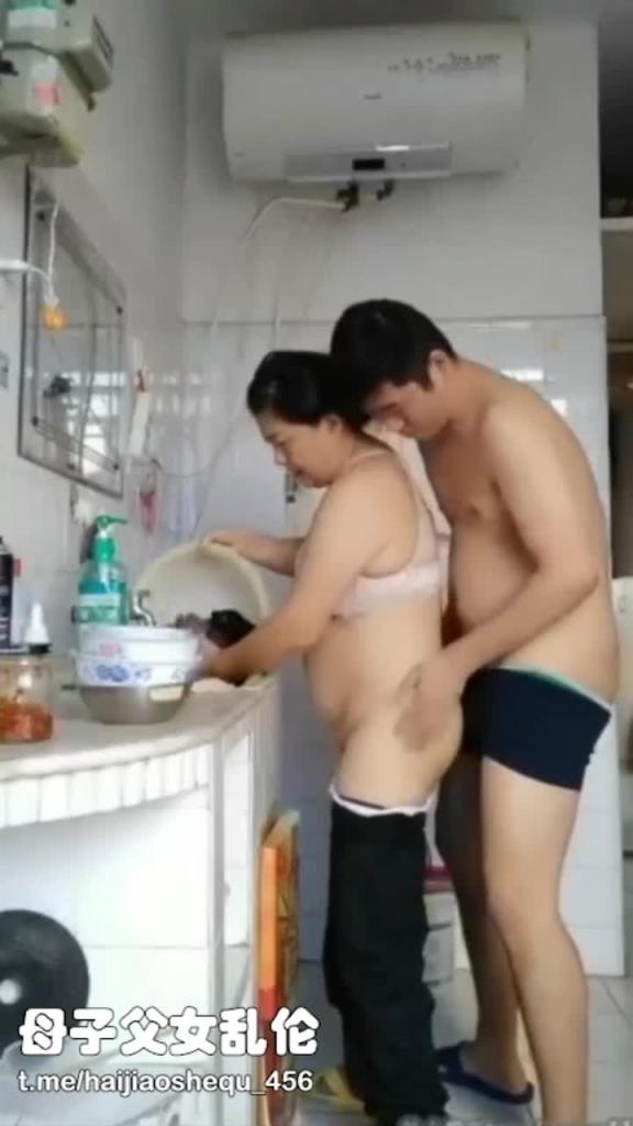母子乱伦 就想跟妈妈黏在一起 丰乳肥臀的妈妈是儿子的最爱 预览截图 5