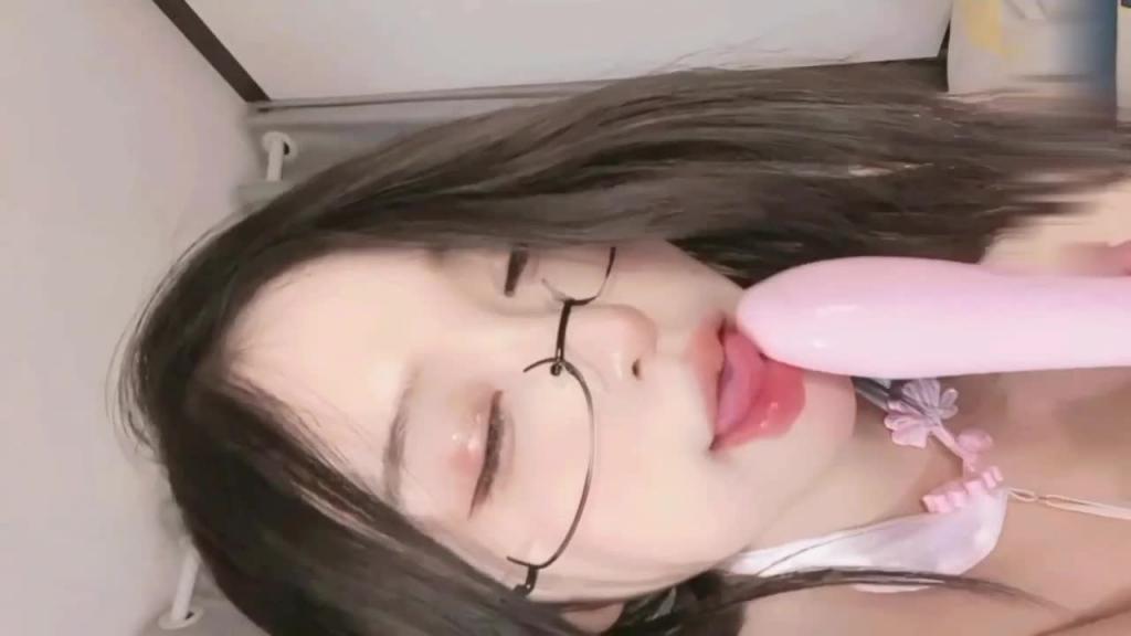 极品高颜值眼镜欲女妩媚动人。 预览截图 4