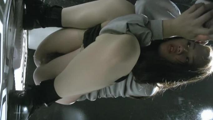 偷偷潜入KTV女厕偷拍小姐尿尿 预览截图 12