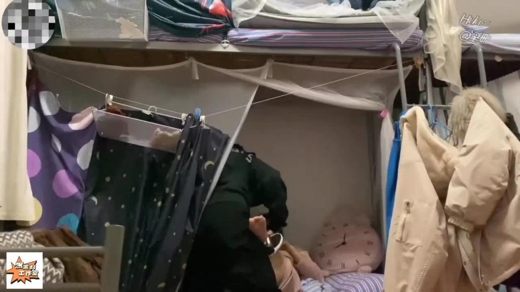 【超真实偷拍】医院宿舍强行推到护士女友，不行，拔出去，戴套！ 预览截图 1