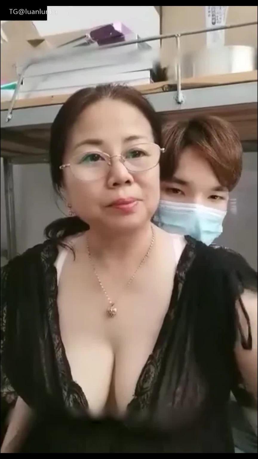 【母子乱伦】吊钟大奶妈妈跟自己的儿子直播乱伦操逼,这大屁股真顶啊 预览截图 1