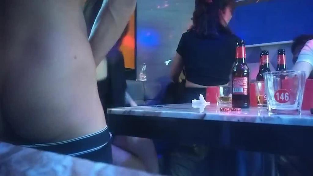 KTV激情不眠夜,三男三女唱歌玩成人游戏 预览截图 11