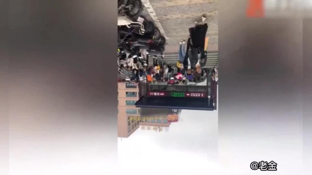 【成都抄底】闪光灯抄底100位美女,学生,网红等,逛街不穿内裤,强行猥亵JK学生都吓哭了 预览截图 3