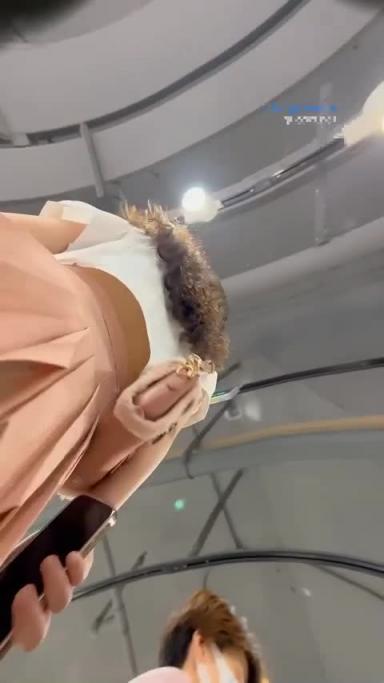 商场偷拍2位超级气质美女 一个来大姨妈了内裤有小翅膀 预览截图 9