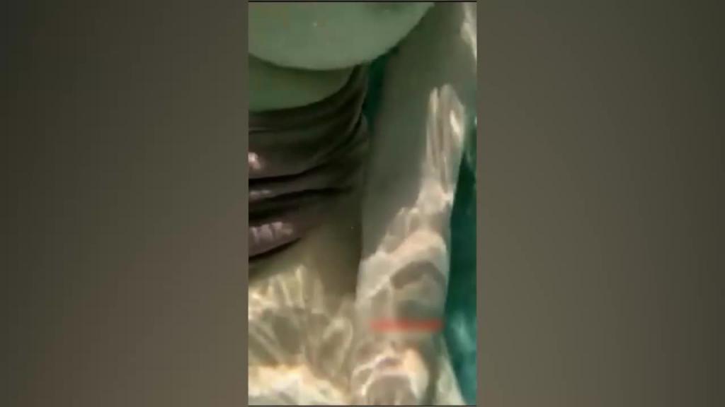 【网红黑料】抖音百万粉丝 小崽儿 曾用名小小鱼露 和某知名博主泳池啪啪视频泄密! 预览截图 5