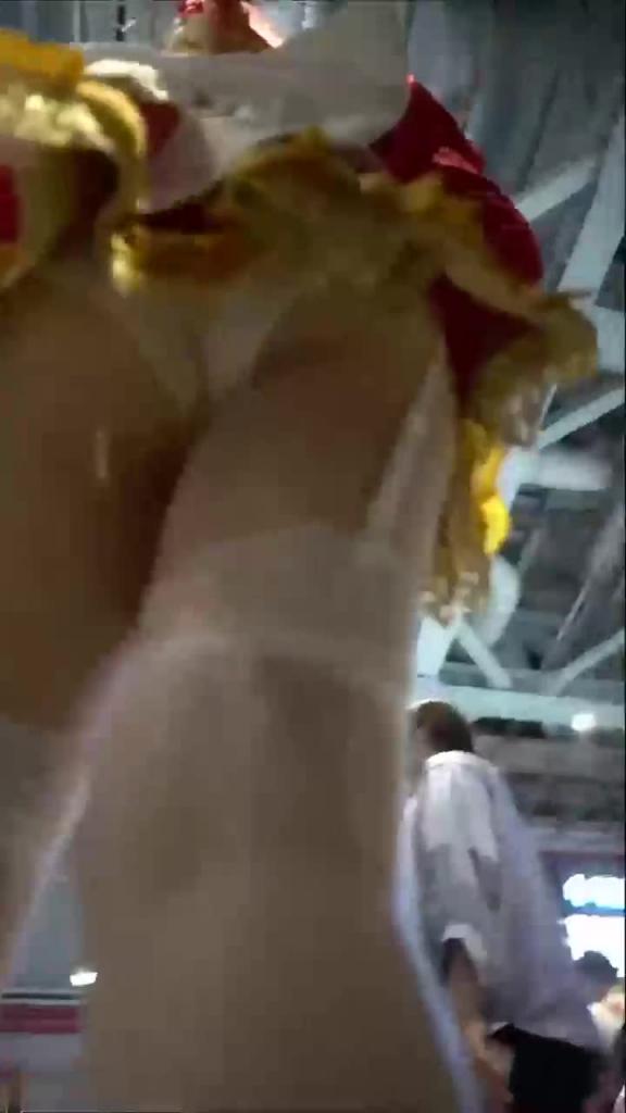 偷拍某大型漫展上的cos小姐姐裙底 预览截图 2