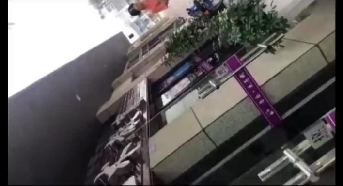 超刺激偷拍十二位美女上厕所尿尿全部有露脸 预览截图 4