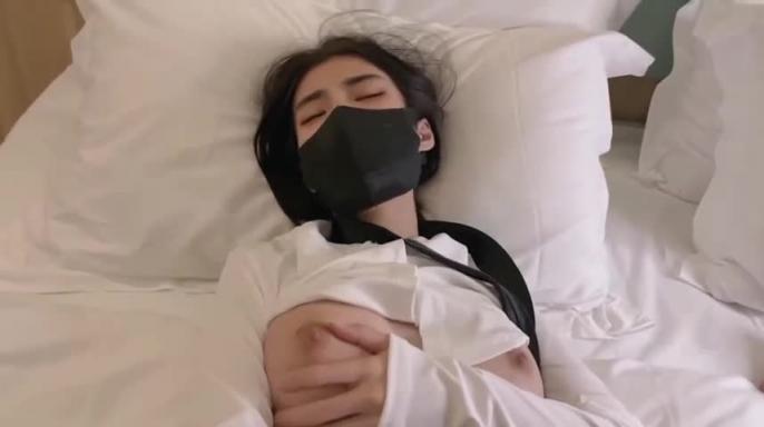 漂亮巨乳的房产销售美女 为完成销售任务上班时间酒店服务金主爸爸 衣服来不急脱掉直接提枪上阵 预览截图 5