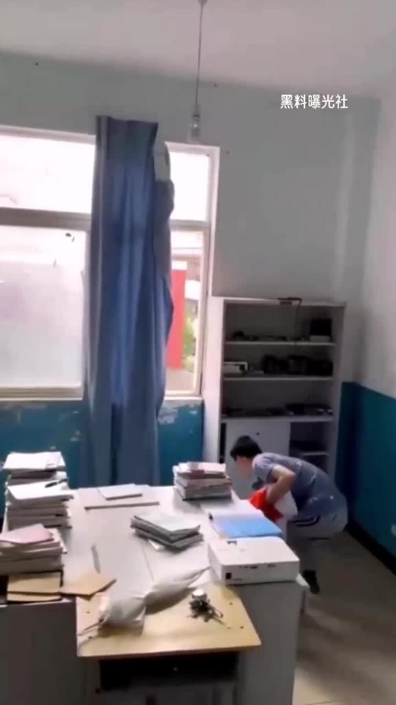 【高校吃瓜】昆明高校办公室偷欢翻车事件+杭州大学甜妹校花保养事件 预览截图 2