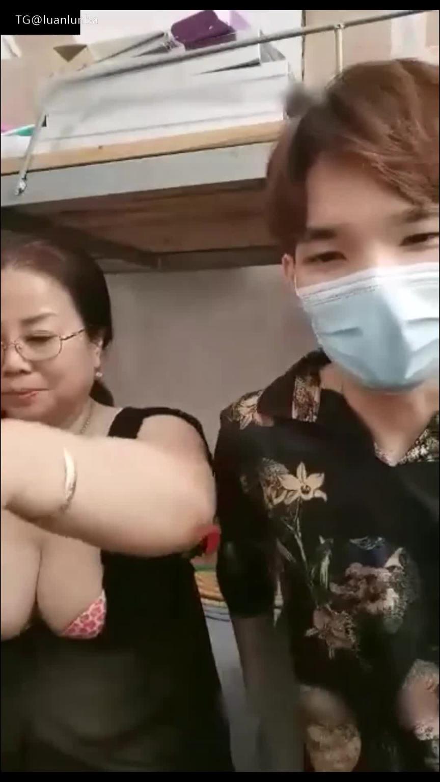【母子乱伦】吊钟大奶妈妈跟自己的儿子直播乱伦操逼,这大屁股真顶啊 预览截图 4