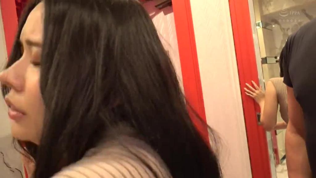 风骚的酒店小姐在性爱方面也很有激情!比起在高级夜店里连加了香槟也没办法上床的小姐,一次就能让人兴奋到即刻开始做爱,并以钉打骑乘位方式来吸取男人精力的夜店小姐更具色情。 NPJS-154 预览截图 1