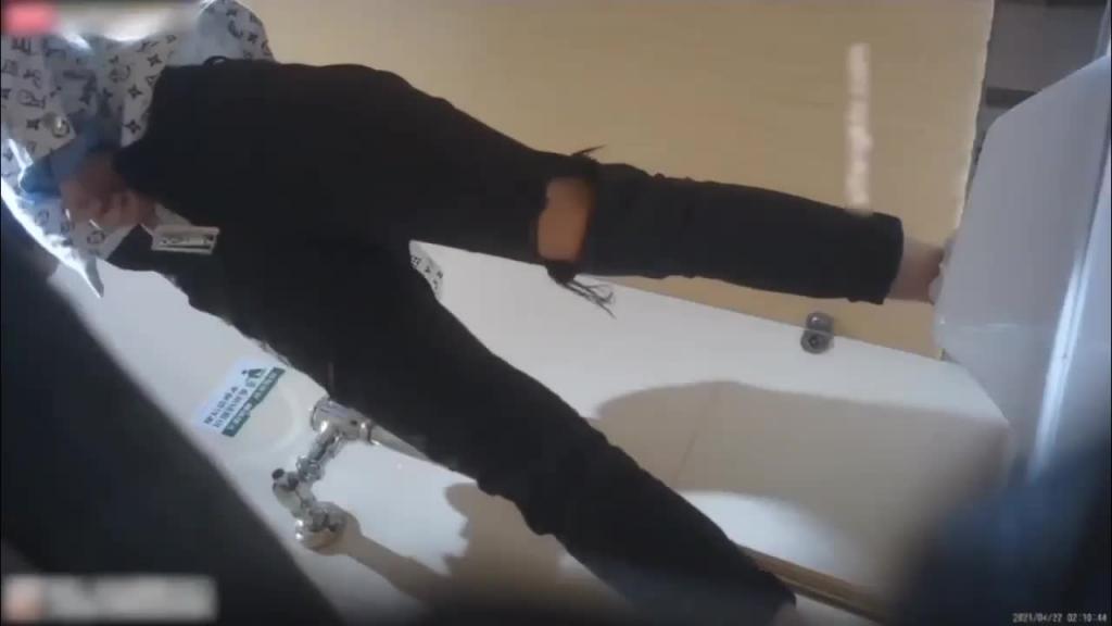 【厕所偷拍】灯光很暗那里不黑颜值天花板! 预览截图 4