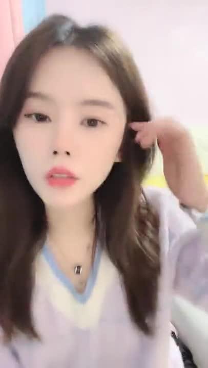 女主播性感开腿玩穴，身长大白腿给你闻香一下～ 预览截图 5