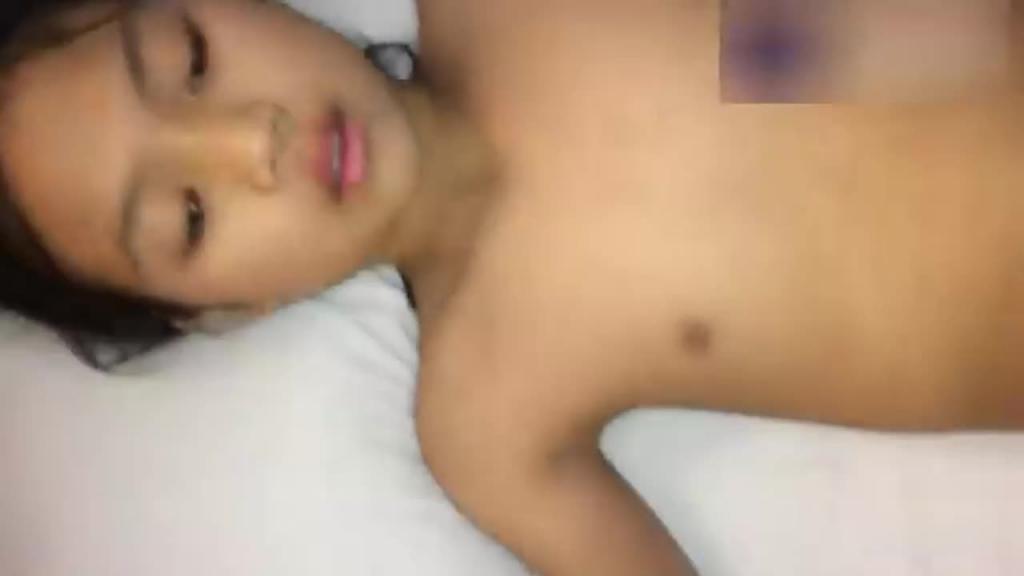 【乱伦小侄女】趁她父母不在家带到酒店射精在逼逼上 预览截图 10