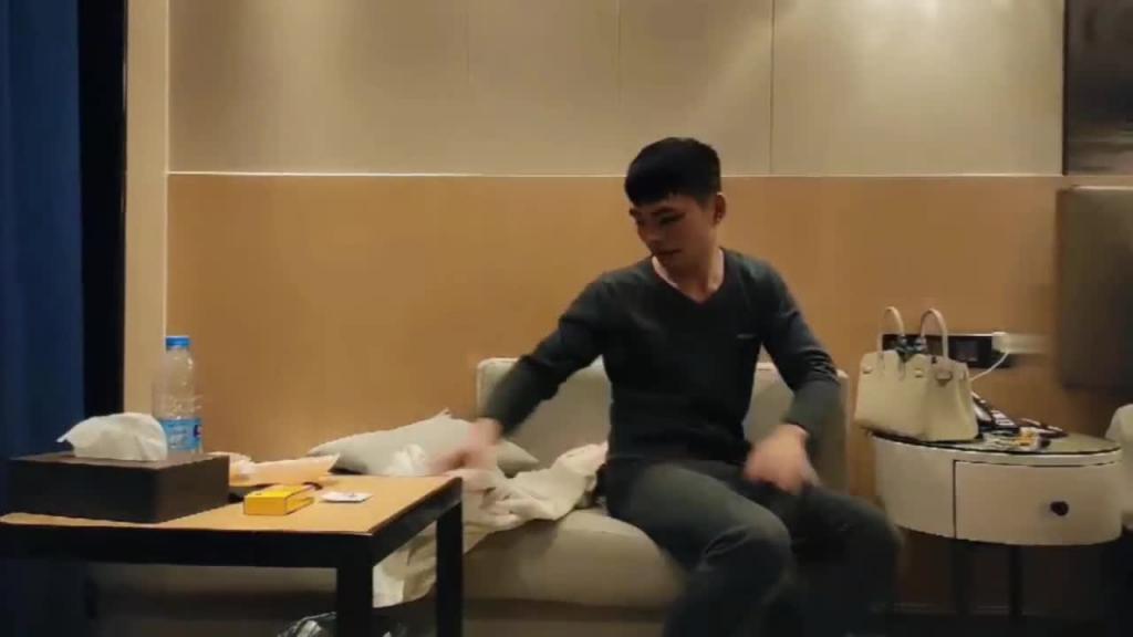 少妇抱起来就操连射两次。 预览截图 2