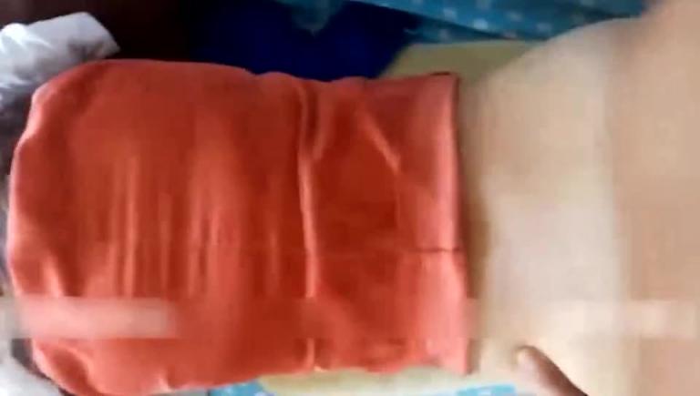 妈妈在和同事打电话被儿子拔下裤子后入 预览截图 10