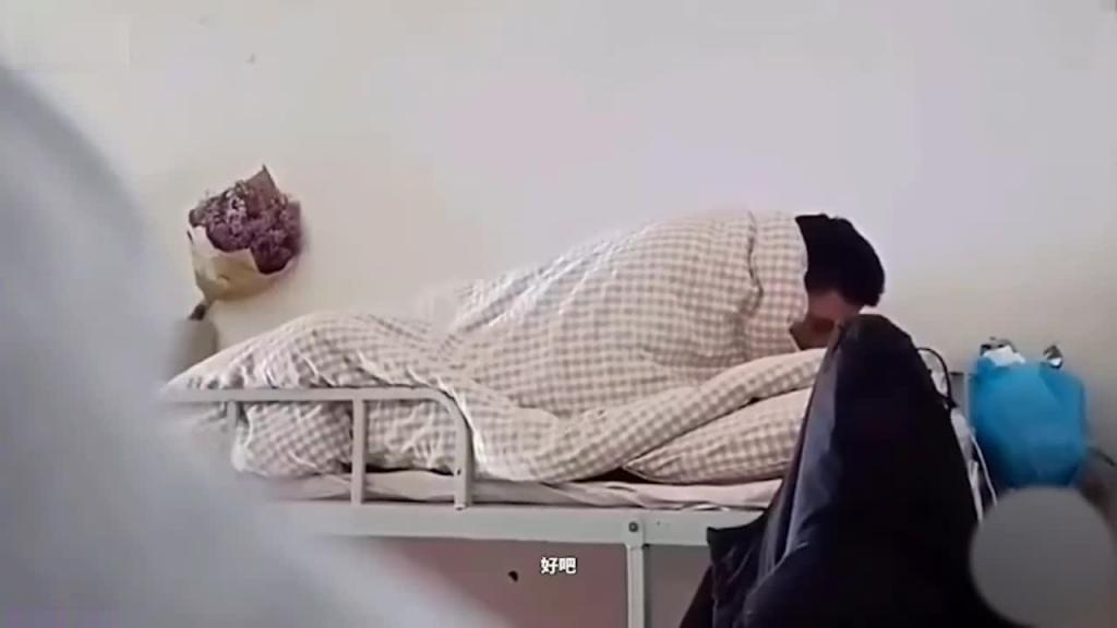 【操逼不带闺蜜被网曝】防火防盗防闺蜜，当着闺蜜面带男友回宿舍操逼 预览截图 7