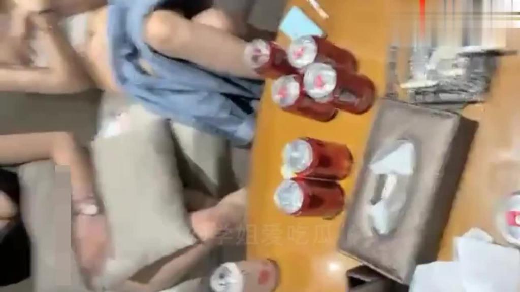 1男3女酒店玩猜拳游戏!女孩嫌弃太磨叽!说直接奔主题开操我们吧! 预览截图 3
