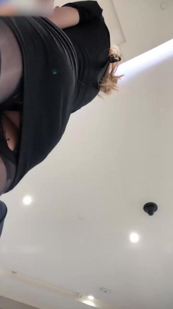 【热门事件】深圳万达偷拍高颜值妹和男友逛街黑丝无内被男友摸逼偷拍差点被发现 预览截图 2