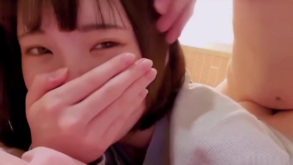 兄妹乱伦,爸妈都在家还是忍不住要和妹妹做爱,妹妹一直捂嘴不敢出声 预览截图 8