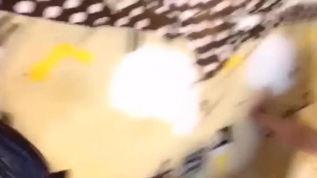 喝尿 全裸去邻居家敲门 预览截图 5