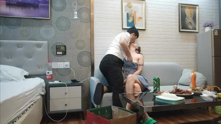 妹子太耐操累的哥哥满头大汗 预览截图 3