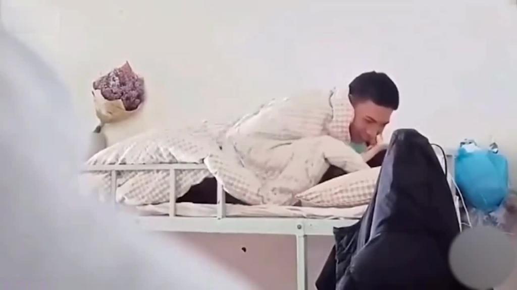 【操逼不带闺蜜被网曝】防火防盗防闺蜜，当着闺蜜面带男友回宿舍操逼 预览截图 6