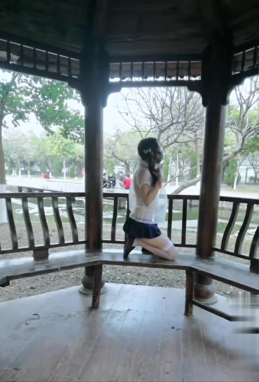 真实少女户外凉亭内勾引撩闲小伙 预览截图 7