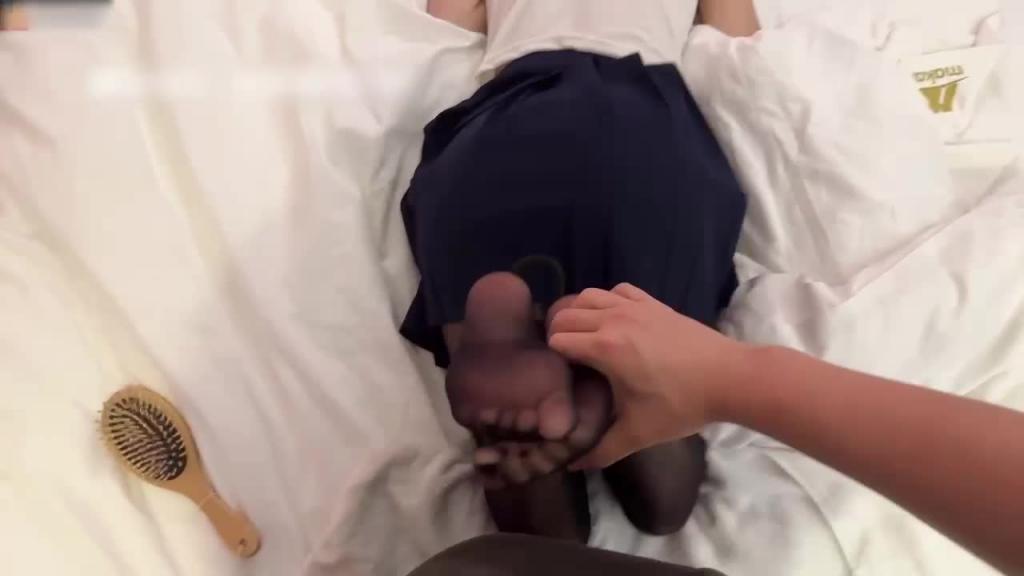 玩弄JK小姐姐的黑丝玉足 预览截图 5