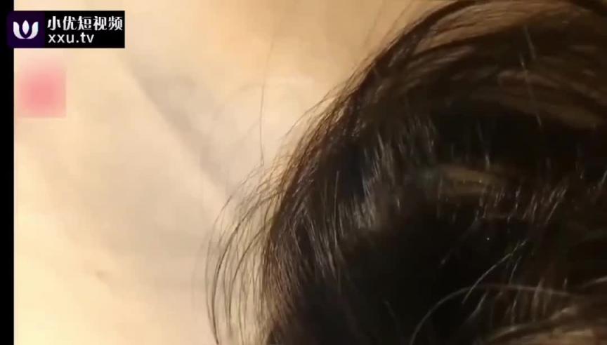 [乱伦嫂子]无意间翻看嫂子发现惊天大秘密居然乱搞玩3p，以此胁迫嫂子跟我乱伦 预览截图 3
