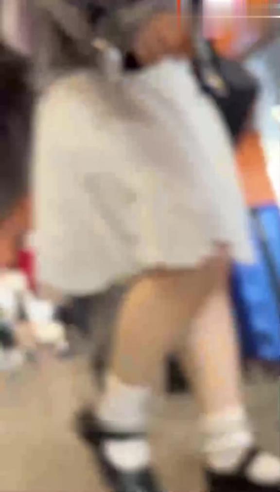 【2023漫展抄底精选合集】裙底偷拍美腿美智小姐姐 预览截图 3