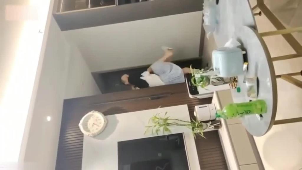 郑州大二149CM长相超甜嫩妹校园贷还不起，被催贷人逼迫肉偿 预览截图 2